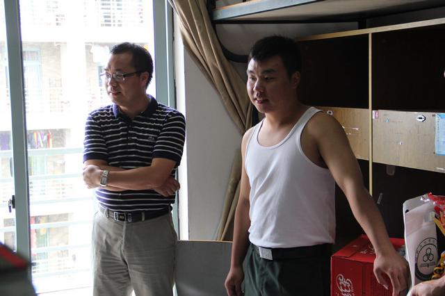 胡书记向教官了解新生军训情况