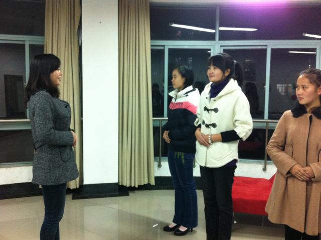 张姣姣亲自示范标准的礼仪动作