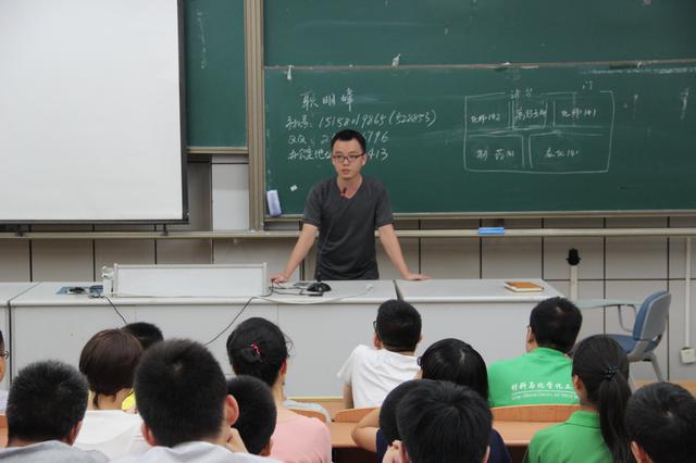 耿老师为新生讲解安全知识