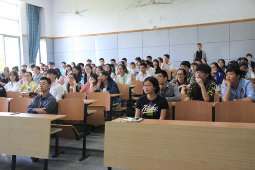 参加实习动员大会宣讲会学生