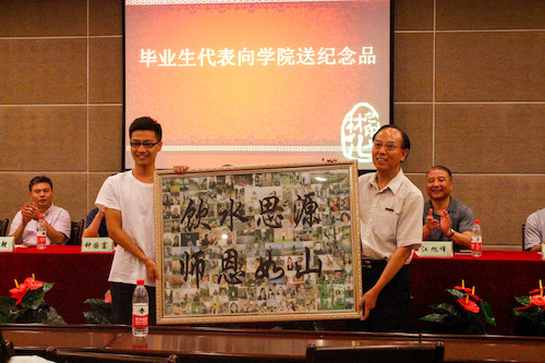 毕业生代表向学校领导赠送纪念品 毕业生代表向学校领导赠送纪念品