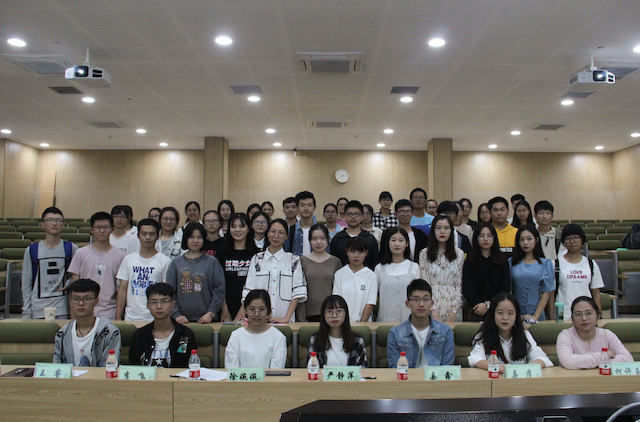 全体工作人员与参赛选手合影-金雨倩