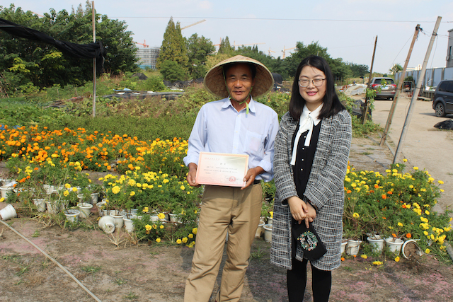 白芸老师向范师傅授予聘书-程梦昕