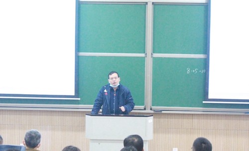 有机硅重点实验室主任、材化真人百家乐
院长章鹏飞在会上作表态发言